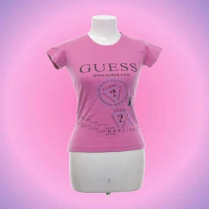 Guess tshirt - Så söt rosa guess tshirt som jag säljer då den tyvärr inte kommer till användning längre😔Står strlk M på lappen men sitter superfint på mig som oftast bär S o är i bra skick! Skriv privat vid intresse i frågor🫶🏻 