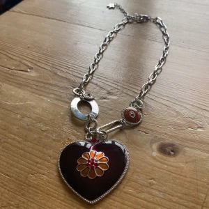 Halsband  - Vintage halsband från 90-talet, som är på modet nu igen. I nyskick. Frakt ingår. 