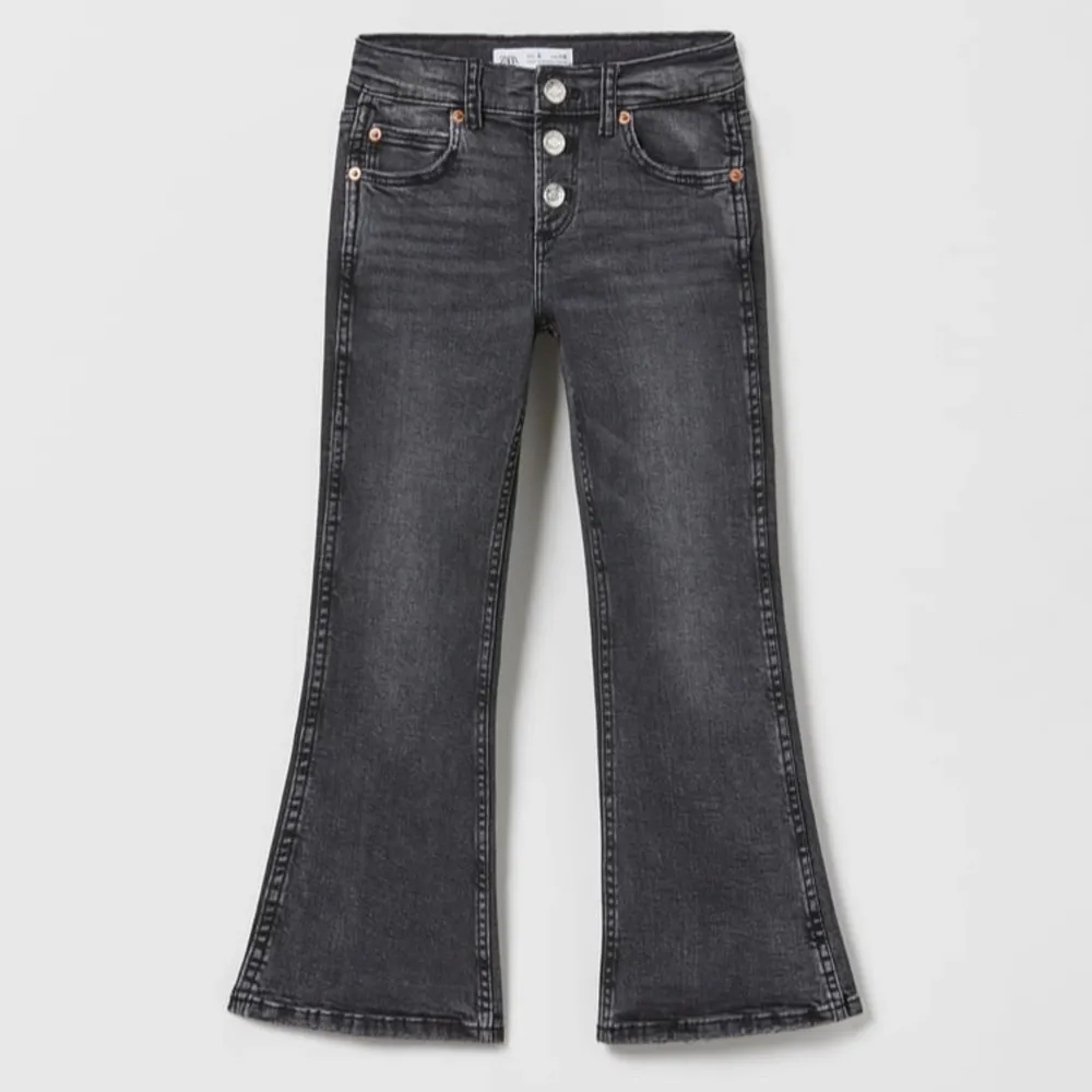 Säljer nu dom hära low waist jeansen från zara. Dom är i storlek 164 men lite små i storleken. Dom är använda några gånger. Dom är ifrån Zaras barnavdelning. ❤️. Jeans & Byxor.