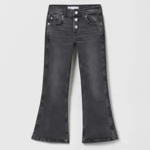 Säljer nu dom hära low waist jeansen från zara. Dom är i storlek 164 men lite små i storleken. Dom är använda några gånger. Dom är ifrån Zaras barnavdelning. ❤️