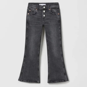 Zara jeans!  - Säljer nu dom hära low waist jeansen från zara. Dom är i storlek 164 men lite små i storleken. Dom är använda några gånger. Dom är ifrån Zaras barnavdelning. ❤️