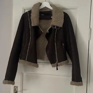 Vår & höst jacka  - Använts 1 gång , snygg och skön, den har nu hängt i garderoben flera år. (Som ny kostade den 800kr) 