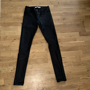 Jeans - Läderimitation. Längd 32. Skinnyjeans. Hund finns i hemmet 
