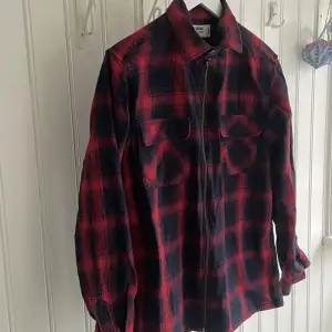 Supercool Dobber overshirt / sommarjacka i ett lite hårdare material. Herrmodell i strl M. Den har dragkedja men tycker själv den är som snyggast öppen med nån fin klänning under. Väldigt bra skick. 