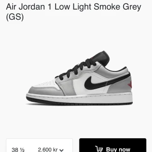 Air Jordan 1 Low  - Sjukt snygga, i bra skick. Storleken sträcker sig från 38-39. Hör av er vid frågor, bilder eller önskan på pris. 