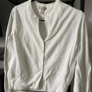 Vit kofta  -  Vit kofta från H&M storlek M snarare S/XS använd ett fåtal gånger❗️