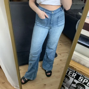 Jeans hm 38 fickor fram bootcut - Vida jeans från hm med fickor framtill. Storlek 38 och är sååå sköna, stretchiga. Finns någon fläck på ena benet och lite slitna, annars bra skick
