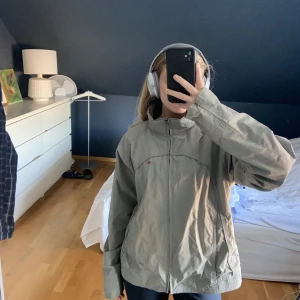 Grå Vindjacka/regnjacka   - Säljer denna gråa vindjacka då jag ej använder den - i storlek L (oversize) om du har övriga frågor eller vill ha fler bilder är det bara att hmu! Betalning med swish och köparen står för frakten. <3