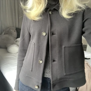 Esprit kappa - Super vacker tunnare kappa från Esprit. Perfekt nu till våren Inga defekter! Säljer för 250kr men pris kan diskuteras vid snabb affär!💕 Hör av er vid frågor💕 köparen står för frakten!