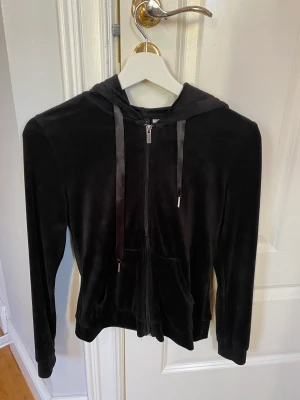 Tröja säljes - Säljer denna mysiga tröja! Kom privat vid frågor eller intresse!❤️