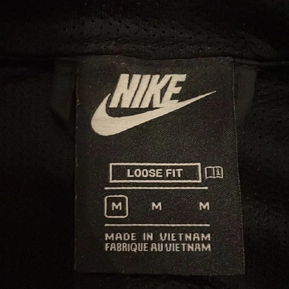 Tunn Nike Jacka i mycket bra skick, rekommenderas som vår/sommar- jacka. Du betalar själv för frakt, priset går att diskuteras. . Jackor.