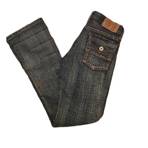 Jeans - Mörkblå bootscut jeans som e riktig snygg!! 