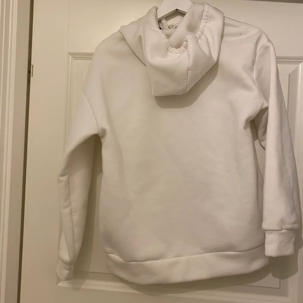 Säljer denna vita hoodie från shein i storlek 36/S då den var för kort i ärmarna. Köptes för ungefär 229kr o säljs för 100kr🤍. Hoodies.
