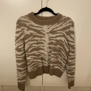 Vila tröja - Stickad tröja från vila. Ordinarie pris 499:-  Använd men i väldigt fint skick 