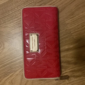 Michael kors plånbok - En Michael kors plånbok, sällan använd så nästan nytt skick. Bra utrymme, snygg, glansig och praktisk.