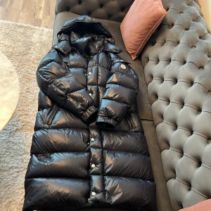 Vinterjacka  - Moncler vinter lång jacka storlek 2 (s,m). Använde 1 år 