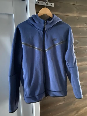 Nike tech fleece blå - Jag säljer min Nike tech fleece för har inte använt den på länge, den är i fint skick och skulle kunna gå ner i pris vid snabb affär.