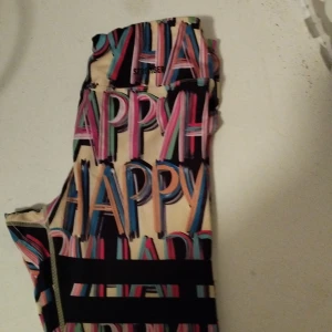 Stronger träningstights storlek M - STRONGER träningstights Står happy över hela tyget  Storlek m