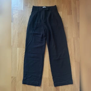 Linnebyxor svarta - Snygga byxor från weekday, rak modell, vida ben. 80%viscose 20%linen. Använda men bra skick