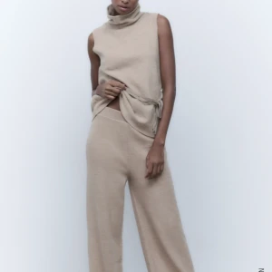 Mysigt Beige Zara Set - Byxor + matchande väst i mjukt material. Säljs tillsammans eller separat del