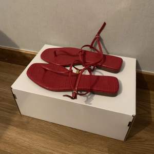 Röda sandaler från H&M i storlek 37. Oanvända, mycket bra skick. 