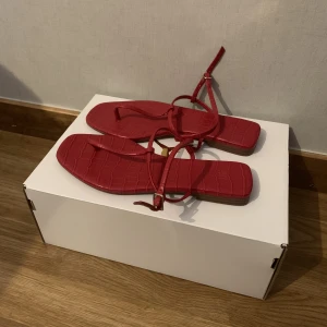 Röda sandaler - Röda sandaler från H&M i storlek 37. Oanvända, mycket bra skick. 