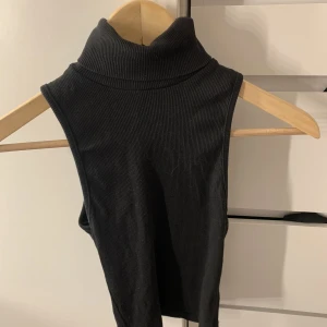 Topp - Säljer denna fina eleganta toppen som inte kommer till någon användning 