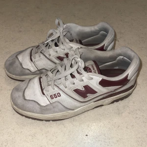 New balence 550 - Ett par New Balance 550 white burgundy i storleken 44. Använda en hel del. Pris 500.  Kom privat för fler frågor och bilder💯