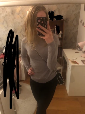 Stickad tröja vero moda - Säljer denna supersnygga tröja från vero moda. Köpt på sellpy men aldrig använd av mig och extremt bra skick. 