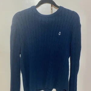 Stickad marinblå tröja  - Använd några gånger. Stickad marinblå med liten design på. Stor i storlek. 