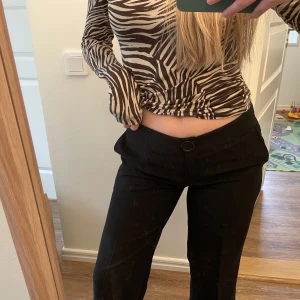 Låga kostymbyxor  - Svin snygga låga kostymbyxor.  Storlek 38, passar 36.  Jag är 164cm som referens 