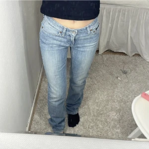 Hugo boss lågmidjade jeans - Säljer eftersom de är för små, från Hugo boss i storlek W25 L34. Lågmidjade raka jeans!