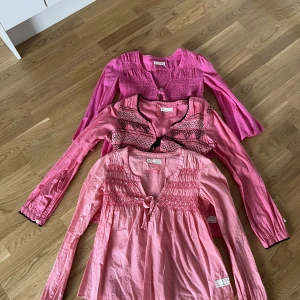 Odd molly blusar - Sparsamt använda Odd Molly blusar. Den översta i storlek 0, de andra två storlek 1. Passar för både storlek 34 och 36.   Paketpris: 400 Per blus: 150  Köpare står för frakt🌸
