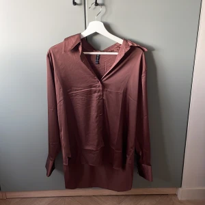 Brun satin blus - Superfin blus i brun satin. Stl S men oversized. Aldrig använd