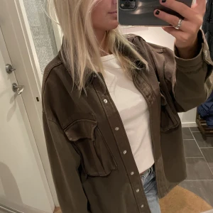 Grön jacka - Oversized tunn jacka från Zara. As najs till våren. Bra skick ✨