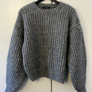 Grå stickad tröja - Helt ny och oanvänd tröja från Chiquelle! Superfin och mysig, men har aldrig kommit till användning då det inte är min stil tyvärr🤗💞