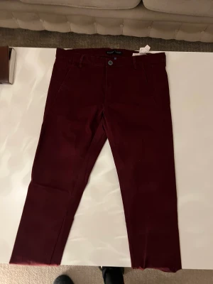 Zara chinos - Säljer Zara chinos i storlek 31. Knappt använda.