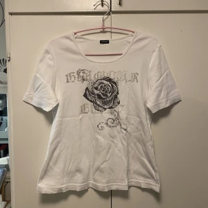 T-Shirt - Vit tröja med fina detaljer! Den är från Gerry Weber, oanvänd och som ny dock köpt second hand! Finns ingen storlekslapp men sitter som en M! <33333