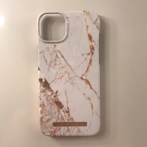 Ideal of sweden skal 14 plus - Säljer mitt iPhone 14 plus skal då jag ska köpa ny mobil. Jätte fint skick men har en liten repa i kanten som jag visar på bilden.   Frakt 45 kr