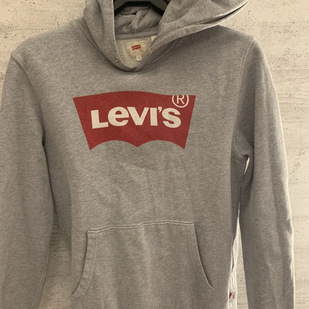 Säljer min gråa Levis hoodie för att jag int tycker om den längre. Den känns som ny för den e knappt använd. Skriv privat ifall du vill se hur den sitter på🤍. Hoodies.