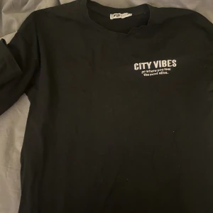 Långärmad med tryck  - Kommer inte till användning mer. Skick= bra  den är i storlek Xs men passar mer som S