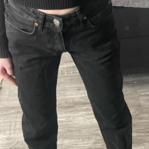 Low waist jeans  - Svarta Low waist jeans, osäker på vart de kommer ifrån! Pris kan diskuteras🌸