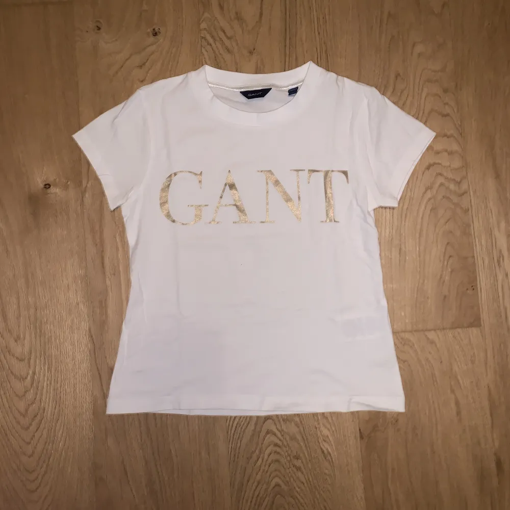 En tshirt från Gant som sitter tight💕 säljes då den inte kommer till användning 75kr+ frakt. T-shirts.