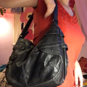 Svart axelväska y2k💗 - En väldigt snygg svart axelväska i bra skick! Perfekt storlek💗