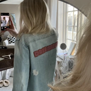 Unik jeansjacka! ☺️ - Säljer nu min unika jeansjacka för att den inte kommer till användning längre. Otroligt fin med brodyr på baksidan. Storlek M! Supercool att ha till jeans i samma färg eller kjol🥰 150kr😍