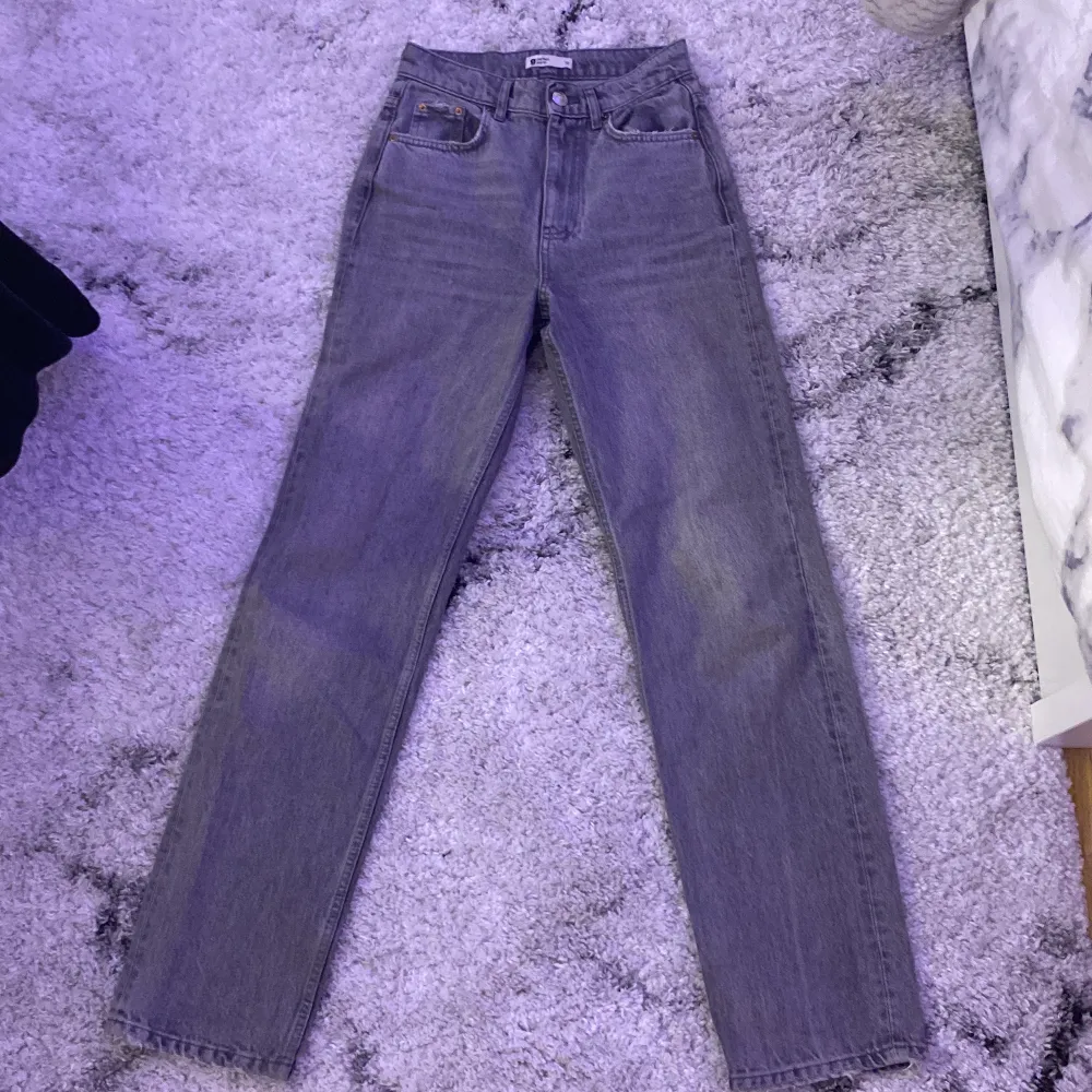Gråa jeans från Gina och är i jättefint skick. Är använda få gånger och säljer dom för de inte kommer till användning längre😁. Jeans & Byxor.