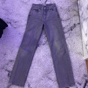 Perfect Jeans - Gråa jeans från Gina och är i jättefint skick. Är använda få gånger och säljer dom för de inte kommer till användning längre😁