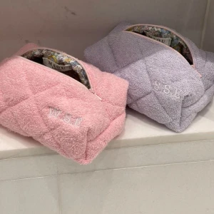 Necessär  - HEJ! Inom kort kommer jag att börja sälja liknande necessärer som dessa på bilden! Följ gärna mig och häng med på resan 🤍🤍 