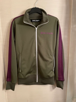 Palm Angels Military Green Purple Tracktop - Storlek: S Skick: 9/10 Riktigt fin och exklusiv modell. 