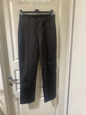 Byxor  - Snygga glansiga byxor från Carin Wester💞Endast använd en gång då jag tyckte dom var för korta på mig😊(Köparen står för frakten)